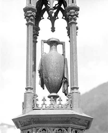 Tombeau d'Eugénie Girod : l'urne. © Yves Sancey / Région Bourgogne-Franche-Comté, Inventaire du patrimoine - 2003