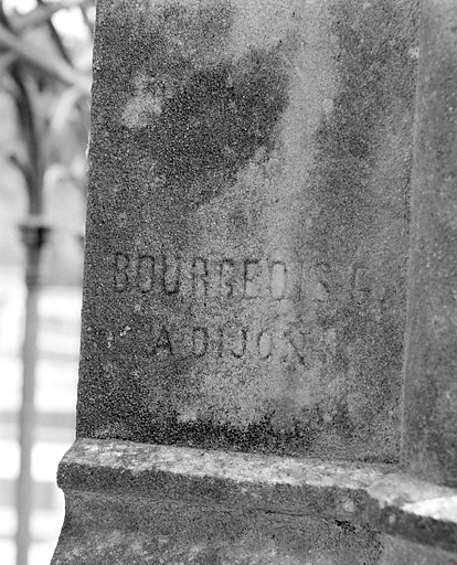 Tombeau de Julie Girod : signature du sculpteur G. Bourgeois. © Yves Sancey / Région Bourgogne-Franche-Comté, Inventaire du patrimoine - 2003