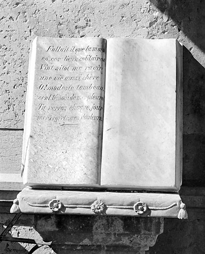 Livre et coussin en marbre. © Yves Sancey / Région Bourgogne-Franche-Comté, Inventaire du patrimoine - 2003