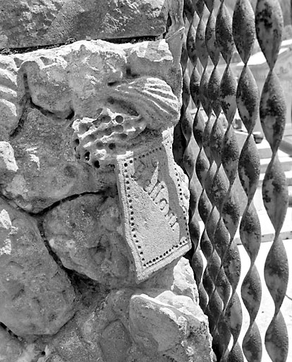 Cartouche portant la signature Belloni et grille. © Yves Sancey / Région Bourgogne-Franche-Comté, Inventaire du patrimoine - 2003