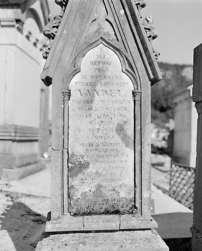 Stèle de Pierre-Célestin Vandel : détail de l'inscription. © Yves Sancey / Région Bourgogne-Franche-Comté, Inventaire du patrimoine - 2003 Stèle de Pierre-Célestin Vandel : détail de l'inscription. © Yves Sancey / Région Bourgogne-Franche-Comté, Inventaire du patrimoine - 2003