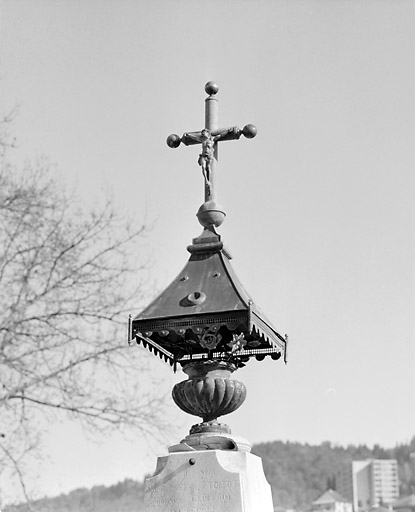 Vase, dais et crucifix. © Yves Sancey / Région Bourgogne-Franche-Comté, Inventaire du patrimoine - 2003