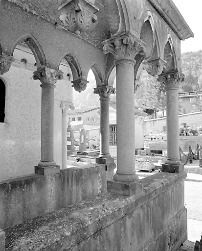 Colonnettes et retombées pendantes. © Yves Sancey / Région Bourgogne-Franche-Comté, Inventaire du patrimoine - 2003