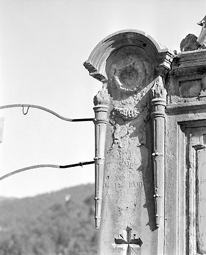 Torches, guirlande et couronne mortuaire. © Yves Sancey / Région Bourgogne-Franche-Comté, Inventaire du patrimoine - 2003
