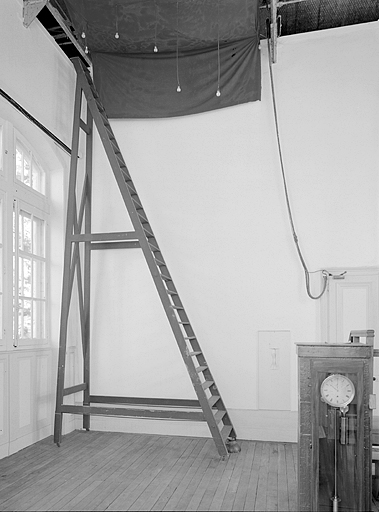 L'échelle permettant d'accéder au système d'ouverture de la toiture. © Jérôme Mongreville / Région Bourgogne-Franche-Comté, Inventaire du patrimoine - 2004 L'échelle permettant d'accéder au système d'ouverture de la toiture. © Jérôme Mongreville / Région Bourgogne-Franche-Comté, Inventaire du patrimoine - 2004