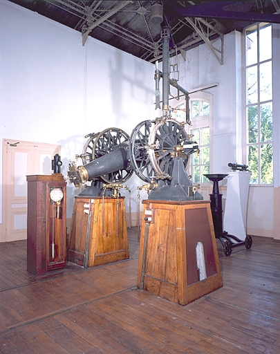 Vue d'ensemble de la lunette avec l'horloge Fénon (à gauche). © Jérôme Mongreville / Région Bourgogne-Franche-Comté, Inventaire du patrimoine - 2004 Vue d'ensemble de la lunette avec l'horloge Fénon (à gauche). © Jérôme Mongreville / Région Bourgogne-Franche-Comté, Inventaire du patrimoine - 2004