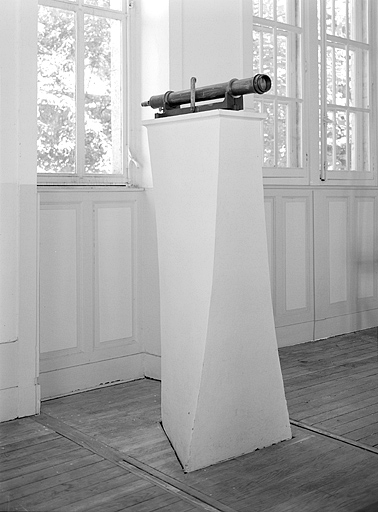 Mire nord de la lunette méridienne : pilier intérieur, avec son collimateur. © Jérôme Mongreville / Région Bourgogne-Franche-Comté, Inventaire du patrimoine - 2004 Mire nord de la lunette méridienne : pilier intérieur, avec son collimateur. © Jérôme Mongreville / Région Bourgogne-Franche-Comté, Inventaire du patrimoine - 2004