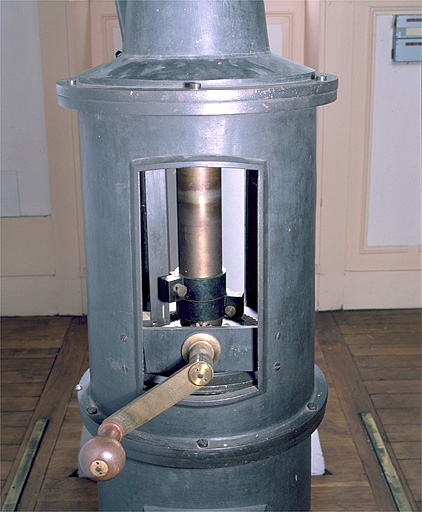 Détail de la colonne : manivelle permettant d'actionner le cric. © Jérôme Mongreville / Région Bourgogne-Franche-Comté, Inventaire du patrimoine - 2004