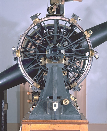 Vue latérale d'un des deux cercles équipés de microscopes et d'un niveau. © Jérôme Mongreville / Région Bourgogne-Franche-Comté, Inventaire du patrimoine - 2004 Vue latérale d'un des deux cercles équipés de microscopes et d'un niveau. © Jérôme Mongreville / Région Bourgogne-Franche-Comté, Inventaire du patrimoine - 2004