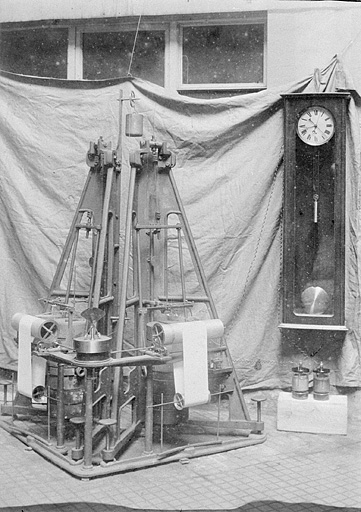[Sismographe et pendule], avant 1909. © Yves Sancey / Région Bourgogne-Franche-Comté, Inventaire du patrimoine - 2004