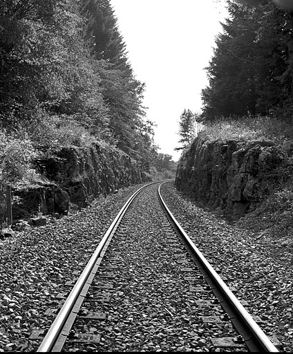 Vers-en-Montagne : tranchée proche de la maison de garde-barrière n° 1. Tranchée au PK 005.050. © Yves Sancey / Région Bourgogne-Franche-Comté, Inventaire du patrimoine - 2004 Vers-en-Montagne : tranchée proche de la maison de garde-barrière n° 1. Tranchée au PK 005.050. © Yves Sancey / Région Bourgogne-Franche-Comté, Inventaire du patrimoine - 2004