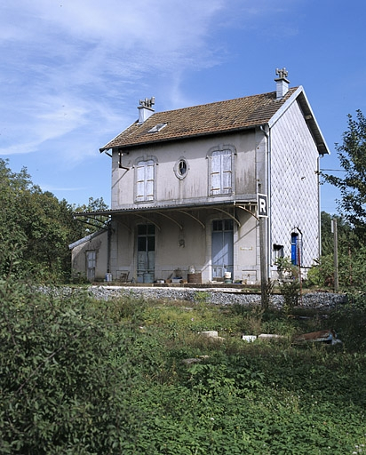 Façade postérieure, de trois quarts droite. © Yves Sancey / Région Bourgogne-Franche-Comté, Inventaire du patrimoine - 2004 Façade postérieure, de trois quarts droite. © Yves Sancey / Région Bourgogne-Franche-Comté, Inventaire du patrimoine - 2004