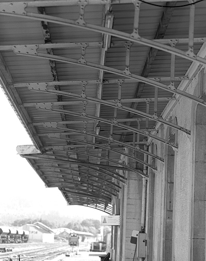 Bâtiment des voyageurs : vue d'ensemble des consoles métalliques soutenant l'auvent. © Yves Sancey / Région Bourgogne-Franche-Comté, Inventaire du patrimoine - 2004