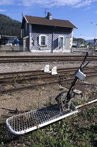 Au premier plan, levier de manoeuvre d'appareil de voie. © Yves Sancey / Région Bourgogne-Franche-Comté, Inventaire du patrimoine - 2004