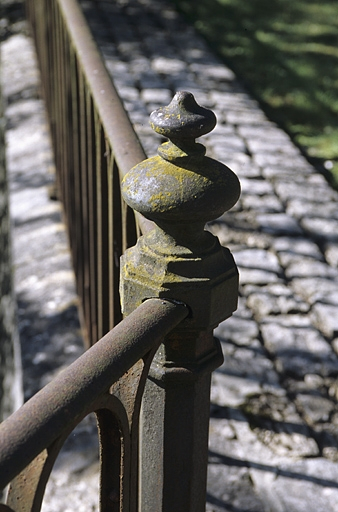 Motif d'amortissement d'un potelet du garde-corps. © Yves Sancey / Région Bourgogne-Franche-Comté, Inventaire du patrimoine - 2004