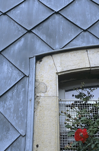 Bâtiment des voyageurs : détail de l'essentage de tôle de l'élévation latérale sud. © Yves Sancey / Région Bourgogne-Franche-Comté, Inventaire du patrimoine - 2004