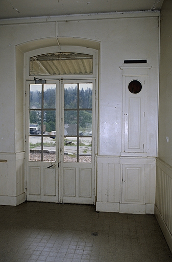 Bâtiment des voyageurs : intérieur de la salle d'attente. © Yves Sancey / Région Bourgogne-Franche-Comté, Inventaire du patrimoine - 2004