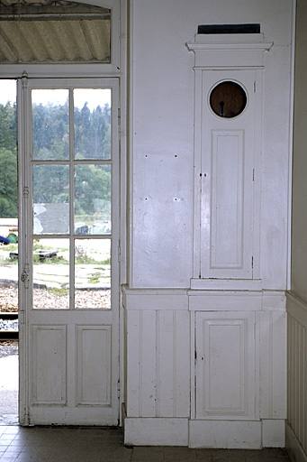 Bâtiment des voyageurs : caisse d'horloge comtoise encastrée dans le mur de la salle d'attente. © Yves Sancey / Région Bourgogne-Franche-Comté, Inventaire du patrimoine - 2004
