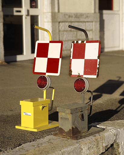 Vue d'ensemble des deux lampes. © Yves Sancey / Région Bourgogne-Franche-Comté, Inventaire du patrimoine - 2004