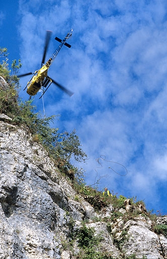 Sécurisation de paroi rocheuse à Syam : hélicoptère et ouvrier, depuis la voie. © Yves Sancey / Région Bourgogne-Franche-Comté, Inventaire du patrimoine - 2004 Sécurisation de paroi rocheuse à Syam : hélicoptère et ouvrier, depuis la voie. © Yves Sancey / Région Bourgogne-Franche-Comté, Inventaire du patrimoine - 2004