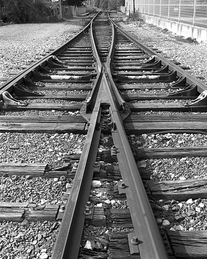 Appareil de voie (" aiguillage ") à l'extrémité de la gare, côté La Cluse (sud-ouest). © Yves Sancey / Région Bourgogne-Franche-Comté, Inventaire du patrimoine - 2005
