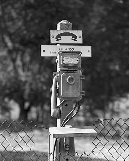 Téléphone de voie du passage à niveau n° 100. © Yves Sancey / Région Bourgogne-Franche-Comté, Inventaire du patrimoine - 2005