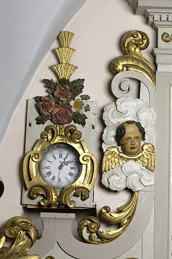 Détail, horloge incluse dans le retable sud. © Jérôme Mongreville / Région Bourgogne-Franche-Comté, Inventaire du patrimoine - 2005