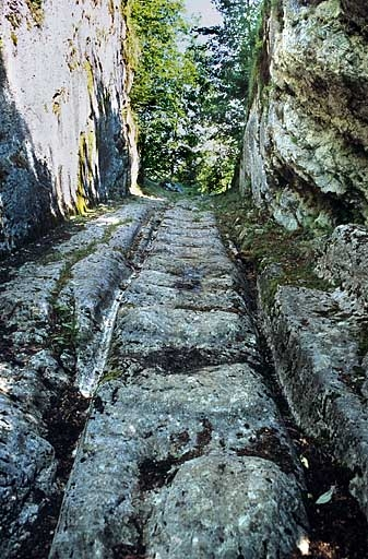 Vue de la voie à ornières entre Villars-sous-Chalamont et Boujailles. © Yves Sancey / Région Bourgogne-Franche-Comté, Inventaire du patrimoine - 2005