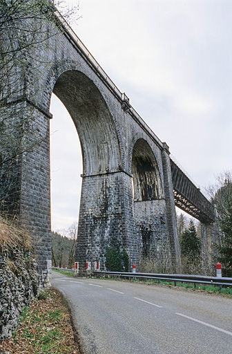 Partie en maçonnerie rive droite, depuis la route en aval. © Yves Sancey / Région Bourgogne-Franche-Comté, Inventaire du patrimoine - 2005