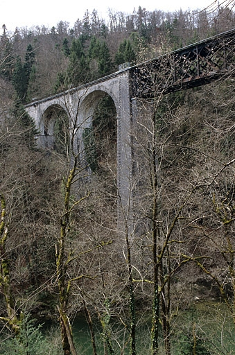 Partie en maçonnerie rive gauche et travée métallique, depuis la rive droite en amont. © Yves Sancey / Région Bourgogne-Franche-Comté, Inventaire du patrimoine - 2005