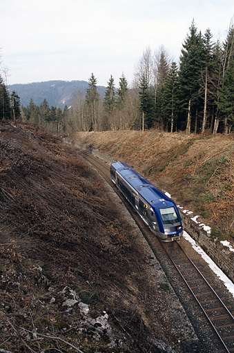La voie vue du pont routier du Vaudioux (PK 021.507), au passage d'un autorail X 73500. © Yves Sancey / Région Bourgogne-Franche-Comté, Inventaire du patrimoine - 2005 La voie vue du pont routier du Vaudioux (PK 021.507), au passage d'un autorail X 73500. © Yves Sancey / Région Bourgogne-Franche-Comté, Inventaire du patrimoine - 2005