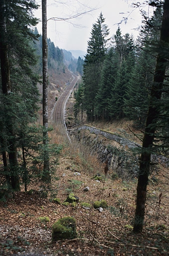 Tranchée et mur de protection côté Andelot-en-Montagne. © Yves Sancey / Région Bourgogne-Franche-Comté, Inventaire du patrimoine - 2005