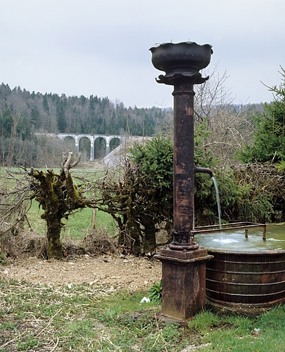 Vue d'ensemble depuis l'est, avec fontaine au premier plan. © Yves Sancey / Région Bourgogne-Franche-Comté, Inventaire du patrimoine - 2005