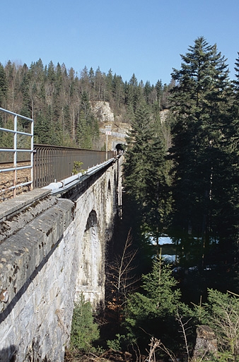 Viaduc : élévation orientale vue en enfilade, depuis le côté La Cluse. © Yves Sancey / Région Bourgogne-Franche-Comté, Inventaire du patrimoine - 2005