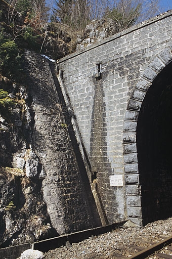 Tête côté La Cluse : descente d'eau, chantepleures et caniveau. © Yves Sancey / Région Bourgogne-Franche-Comté, Inventaire du patrimoine - 2005