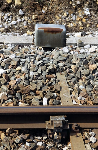 Pédale électronique : vue d'ensemble. Cette pédale commande le contrôle de zone d'un passage à niveau. © Yves Sancey / Région Bourgogne-Franche-Comté, Inventaire du patrimoine - 2005 Pédale électronique : vue d'ensemble. Cette pédale commande le contrôle de zone d'un passage à niveau. © Yves Sancey / Région Bourgogne-Franche-Comté, Inventaire du patrimoine - 2005