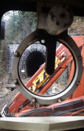 Hublot. Approche de la tête du tunnel de la Joux côté Andelot-en-Montagne (vers le PK 039.020). © Yves Sancey / Région Bourgogne-Franche-Comté, Inventaire du patrimoine - 2005 Hublot. Approche de la tête du tunnel de la Joux côté Andelot-en-Montagne (vers le PK 039.020). © Yves Sancey / Région Bourgogne-Franche-Comté, Inventaire du patrimoine - 2005