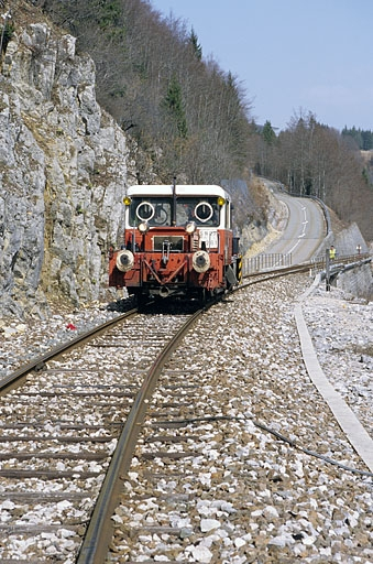 Vue d'ensemble de face. Chantier d'entretien de la voie à l'extrémité du viaduc des Crottes côté La Cluse (vers le PK 045.200). © Yves Sancey / Région Bourgogne-Franche-Comté, Inventaire du patrimoine - 2005 Vue d'ensemble de face. Chantier d'entretien de la voie à l'extrémité du viaduc des Crottes côté La Cluse (vers le PK 045.200). © Yves Sancey / Région Bourgogne-Franche-Comté, Inventaire du patrimoine - 2005