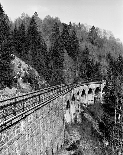 Elévation sud vue en enfilade, depuis le sud-ouest (côté Andelot-en-Montagne). © Yves Sancey / Région Bourgogne-Franche-Comté, Inventaire du patrimoine - 2005