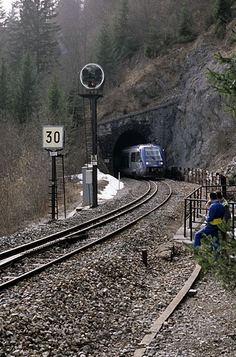 Vue d'ensemble, depuis le nord-est (côté Andelot-en-Montagne), avec autorail X 73500. © Yves Sancey / Région Bourgogne-Franche-Comté, Inventaire du patrimoine - 2005