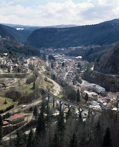 La vallée depuis le viaduc des Crottes, au nord. © Yves Sancey / Région Bourgogne-Franche-Comté, Inventaire du patrimoine - 2005 La vallée depuis le viaduc des Crottes, au nord. © Yves Sancey / Région Bourgogne-Franche-Comté, Inventaire du patrimoine - 2005