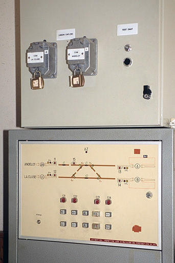 Vue d'ensemble. L'armoire surmontant celle du PRS renferme le dispositif d'arrêt automatique des trains (DAAT), système indépendant du poste tout relais. © Yves Sancey / Région Bourgogne-Franche-Comté, Inventaire du patrimoine - 2005 Vue d'ensemble. L'armoire surmontant celle du PRS renferme le dispositif d'arrêt automatique des trains (DAAT), système indépendant du poste tout relais. © Yves Sancey / Région Bourgogne-Franche-Comté, Inventaire du patrimoine - 2005