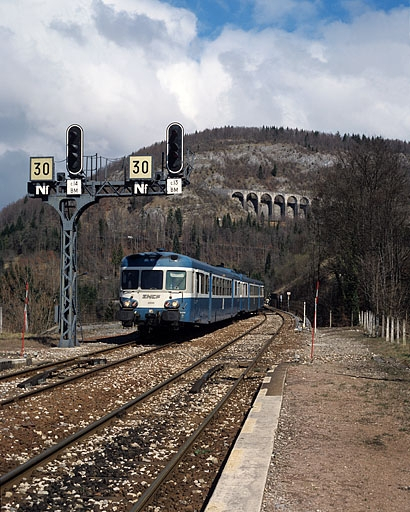 Voies à l'entrée de la gare, avec autorail X 2800 venant d'Andelot-en-Montagne. © Yves Sancey / Région Bourgogne-Franche-Comté, Inventaire du patrimoine - 2005 Voies à l'entrée de la gare, avec autorail X 2800 venant d'Andelot-en-Montagne. © Yves Sancey / Région Bourgogne-Franche-Comté, Inventaire du patrimoine - 2005
