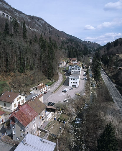 Le quartier de la cour du Roi et la vallée de l'Evalude, depuis le grand viaduc. © Yves Sancey / Région Bourgogne-Franche-Comté, Inventaire du patrimoine - 2005 Le quartier de la cour du Roi et la vallée de l'Evalude, depuis le grand viaduc. © Yves Sancey / Région Bourgogne-Franche-Comté, Inventaire du patrimoine - 2005