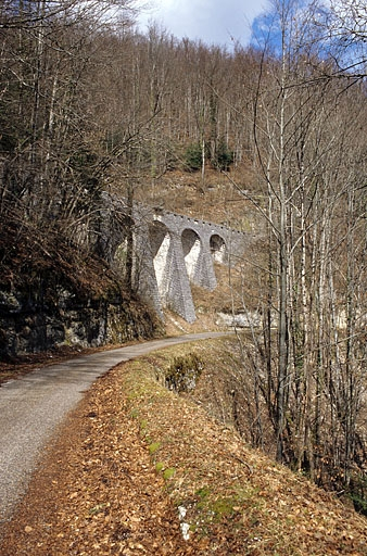 Vue d'ensemble, depuis le sud. © Yves Sancey / Région Bourgogne-Franche-Comté, Inventaire du patrimoine - 2005 Vue d'ensemble, depuis le sud. © Yves Sancey / Région Bourgogne-Franche-Comté, Inventaire du patrimoine - 2005