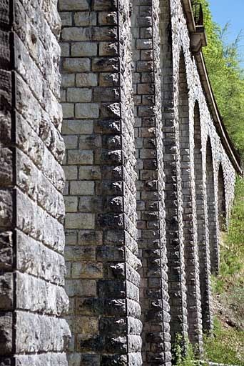 Viaduc du Puits : piles vues en enfilade. © Yves Sancey / Région Bourgogne-Franche-Comté, Inventaire du patrimoine - 2005 Viaduc du Puits : piles vues en enfilade. © Yves Sancey / Région Bourgogne-Franche-Comté, Inventaire du patrimoine - 2005
