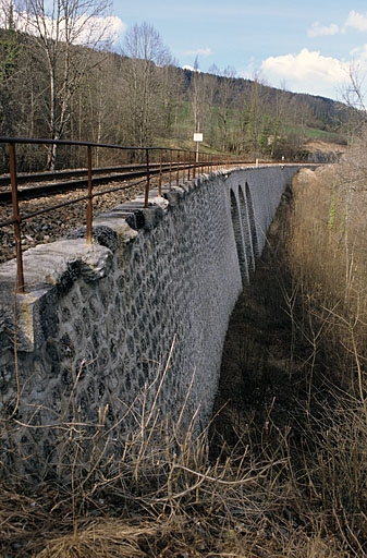 Vue d'ensemble en enfilade, depuis le côté La Cluse (sud). © Yves Sancey / Région Bourgogne-Franche-Comté, Inventaire du patrimoine - 2005 Vue d'ensemble en enfilade, depuis le côté La Cluse (sud). © Yves Sancey / Région Bourgogne-Franche-Comté, Inventaire du patrimoine - 2005