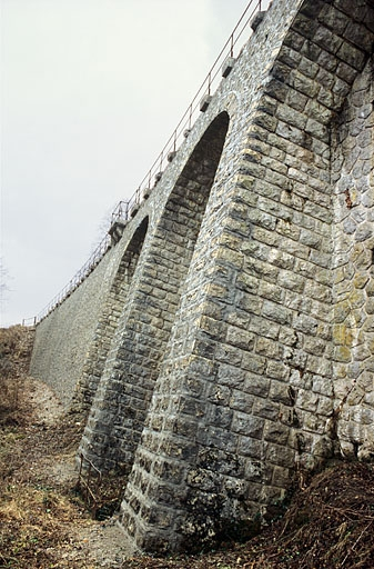Talus du mur au niveau des arcades. © Yves Sancey / Région Bourgogne-Franche-Comté, Inventaire du patrimoine - 2005 Talus du mur au niveau des arcades. © Yves Sancey / Région Bourgogne-Franche-Comté, Inventaire du patrimoine - 2005
