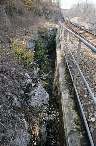 Ravine et élévation postérieure (ouest), vue en enfilade. © Yves Sancey / Région Bourgogne-Franche-Comté, Inventaire du patrimoine - 2005 Ravine et élévation postérieure (ouest), vue en enfilade. © Yves Sancey / Région Bourgogne-Franche-Comté, Inventaire du patrimoine - 2005