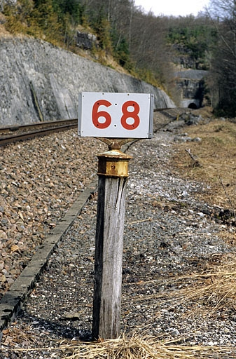 Vue d'ensemble, plaque récente type SNCF apparente. © Yves Sancey / Région Bourgogne-Franche-Comté, Inventaire du patrimoine - 2005 Vue d'ensemble, plaque récente type SNCF apparente. © Yves Sancey / Région Bourgogne-Franche-Comté, Inventaire du patrimoine - 2005